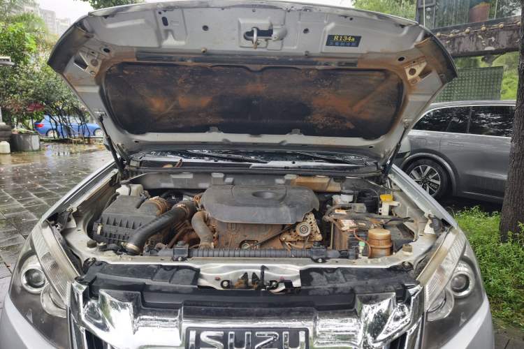 Used Isuzu D-MAX 2022 2.5T Four-Wheel Drive Automatic Diesel Ultra-Luxury Extended Version JE4D25Q6A Engine Bay