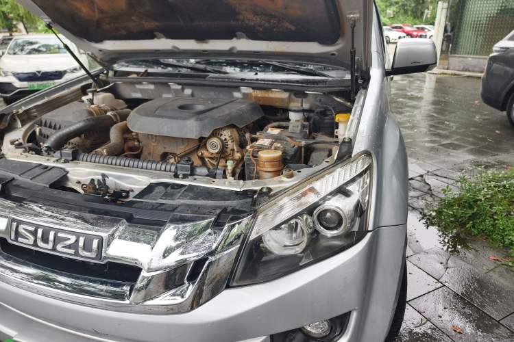Used Isuzu D-MAX 2022 2.5T Four-Wheel Drive Automatic Diesel Ultra-Luxury Extended Version JE4D25Q6A Engine Bay Left