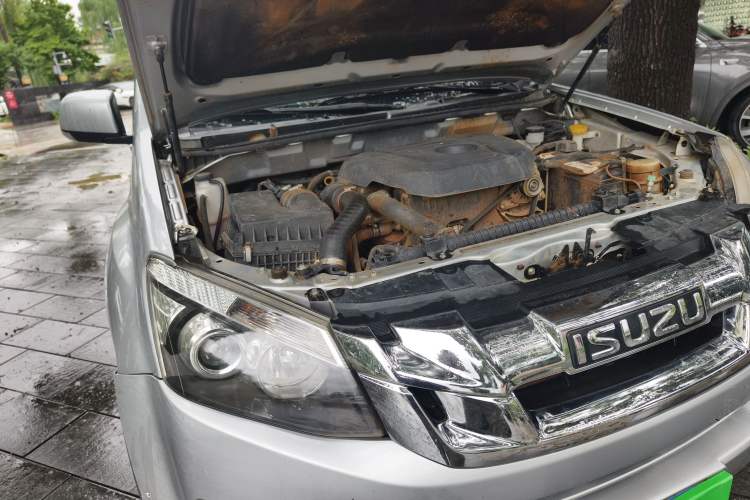 Used Isuzu D-MAX 2022 2.5T Four-Wheel Drive Automatic Diesel Ultra-Luxury Extended Version JE4D25Q6A Engine Bay Right