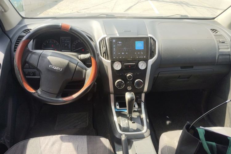 Used Isuzu D-MAX 2015 2.5T Two-Wheel Drive Automatic High-Performance Elite Version 4JK1 Audio And AC Panel