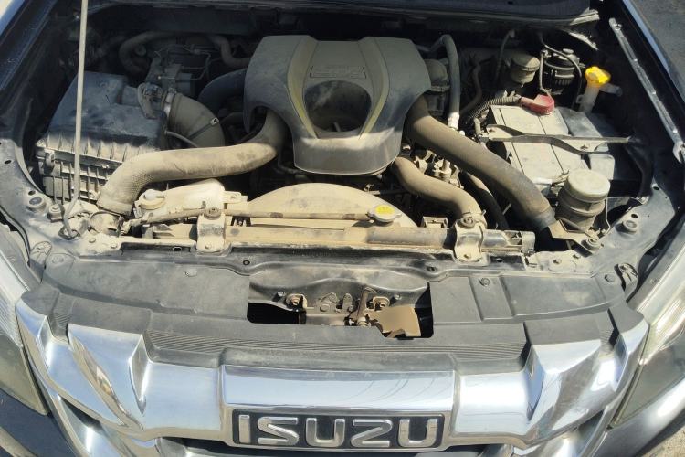 Used Isuzu D-MAX 2015 2.5T Two-Wheel Drive Automatic High-Performance Elite Version 4JK1 Engine Bay