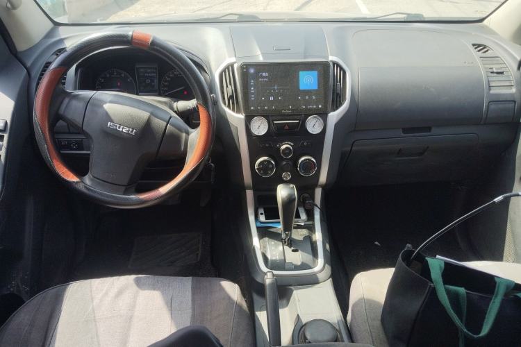 Used Isuzu D-MAX 2015 2.5T Two-Wheel Drive Automatic High-Performance Elite Version 4JK1 Interior 2