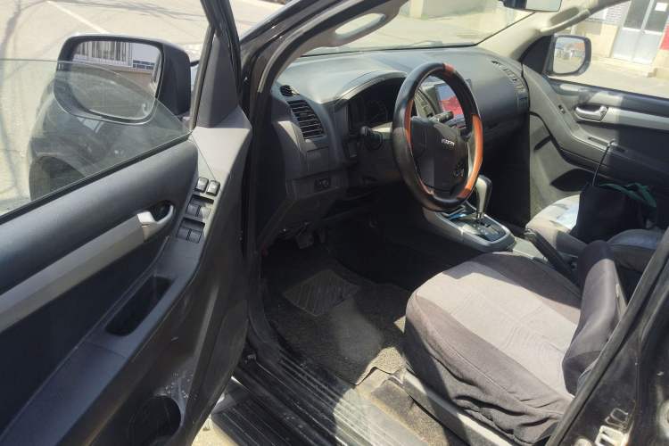 Used Isuzu D-MAX 2015 2.5T Two-Wheel Drive Automatic High-Performance Elite Version 4JK1 Interior 3