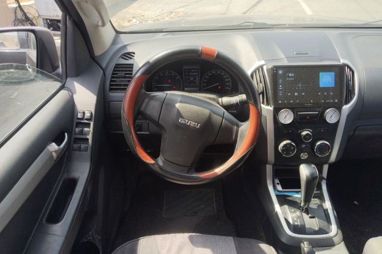 Used Isuzu D-MAX 2015 2.5T Two-Wheel Drive Automatic High-Performance Elite Version 4JK1 Steering Wheel