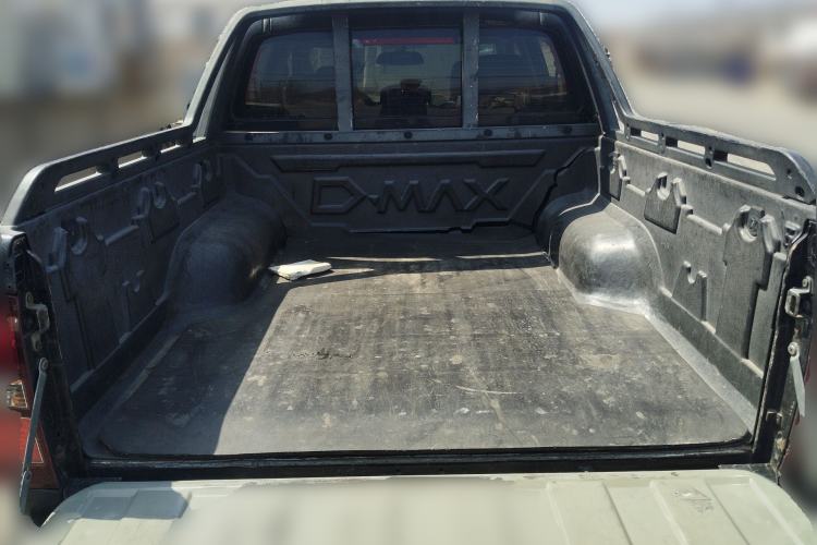 Used Isuzu D-MAX 2015 2.5T Two-Wheel Drive Automatic High-Performance Elite Version 4JK1 Trunk