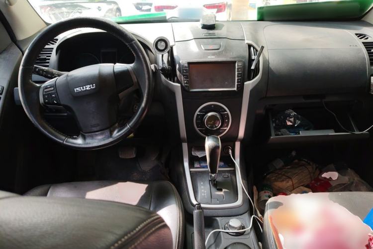 Used Isuzu D-MAX 2015 2.5T Four-Wheel Drive Automatic Ultra-Luxury Version 4JK1 Center Console
