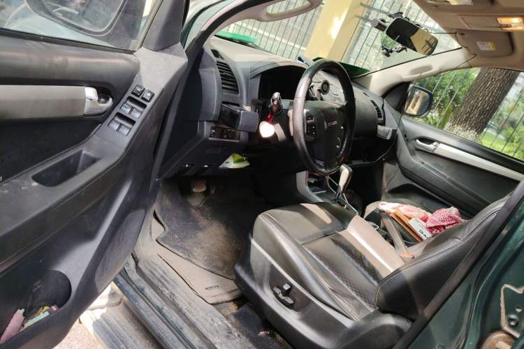 Used Isuzu D-MAX 2015 2.5T Four-Wheel Drive Automatic Ultra-Luxury Version 4JK1 Driver Seat