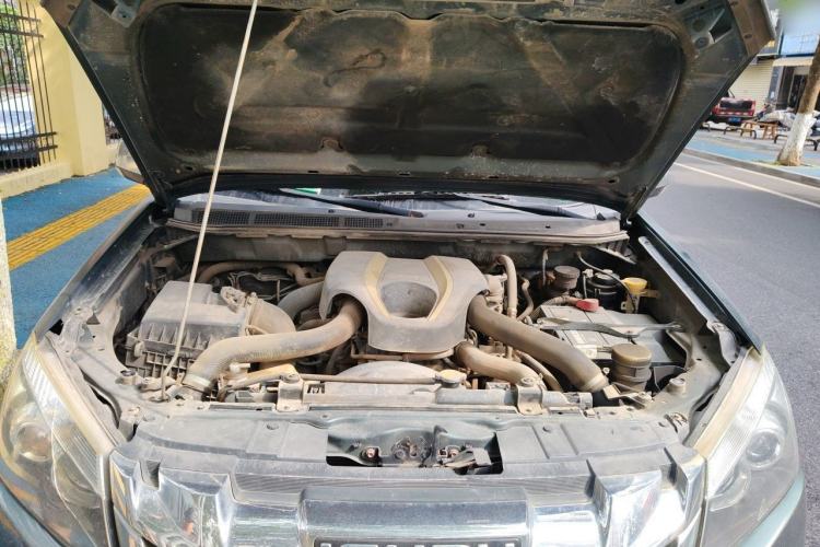 Used Isuzu D-MAX 2015 2.5T Four-Wheel Drive Automatic Ultra-Luxury Version 4JK1 Engine Bay