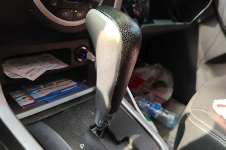 Used Isuzu D-MAX 2015 2.5T Four-Wheel Drive Automatic Ultra-Luxury Version 4JK1 Gear Lever