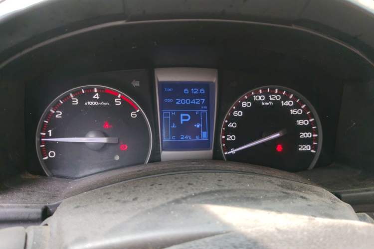 Used Isuzu D-MAX 2015 2.5T Four-Wheel Drive Automatic Ultra-Luxury Version 4JK1 Odometer Close Up