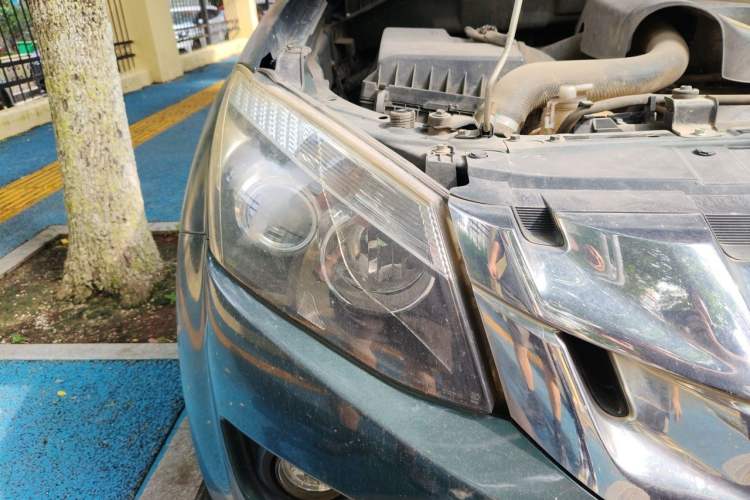 Used Isuzu D-MAX 2015 2.5T Four-Wheel Drive Automatic Ultra-Luxury Version 4JK1 Right Front Headlight