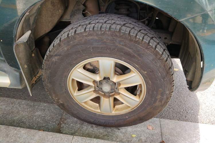 Used Isuzu D-MAX 2015 2.5T Four-Wheel Drive Automatic Ultra-Luxury Version 4JK1 Right Front Wheel Hub