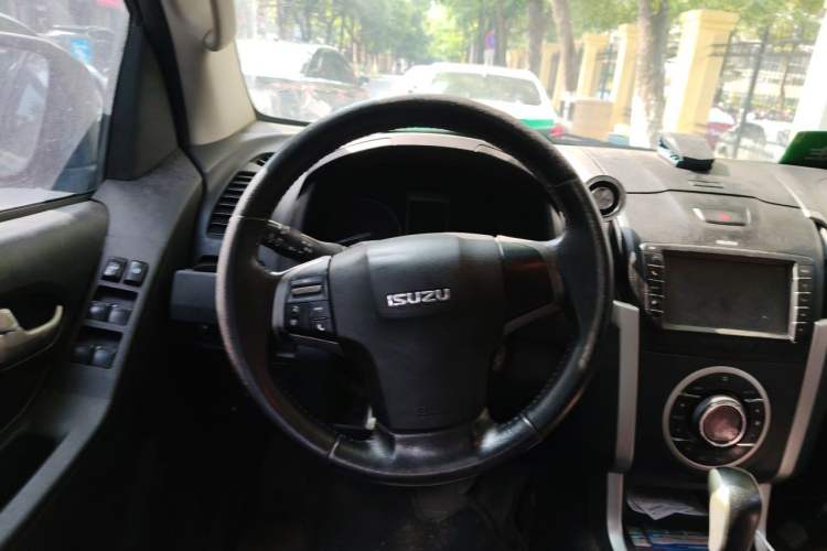 Used Isuzu D-MAX 2015 2.5T Four-Wheel Drive Automatic Ultra-Luxury Version 4JK1 Steering Wheel