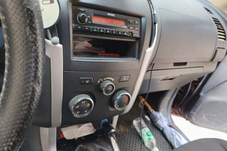 Used Isuzu D-MAX 2015 2.5T 4x4 Manual Base Version 4JK1 Audio And AC Panel