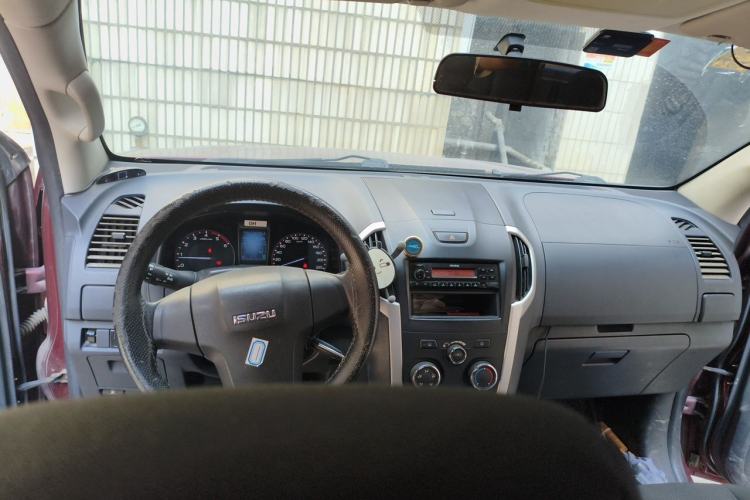 Used Isuzu D-MAX 2015 2.5T 4x4 Manual Base Version 4JK1 Center Console