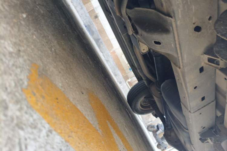 Used Isuzu D-MAX 2015 2.5T 4x4 Manual Base Version 4JK1 Chassis Front Left