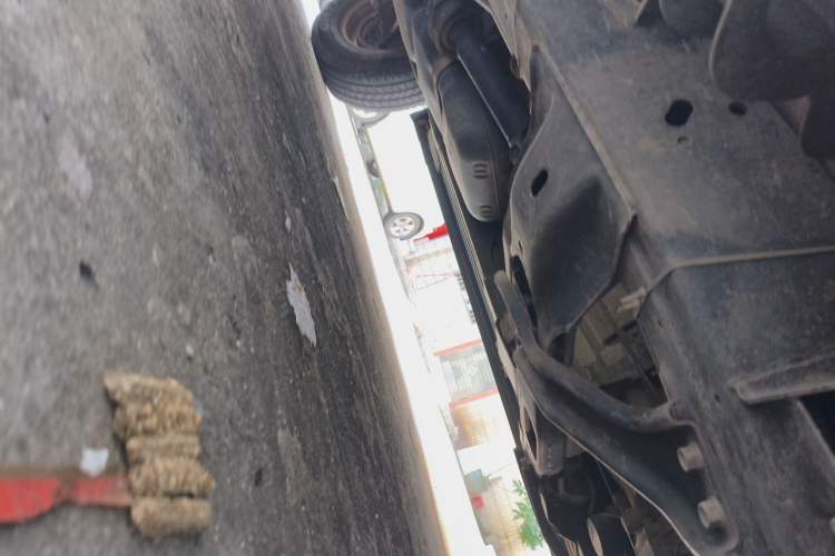 Used Isuzu D-MAX 2015 2.5T 4x4 Manual Base Version 4JK1 Chassis Front Right