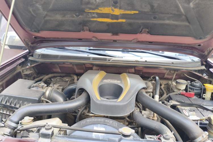 Used Isuzu D-MAX 2015 2.5T 4x4 Manual Base Version 4JK1 Engine Bay Left