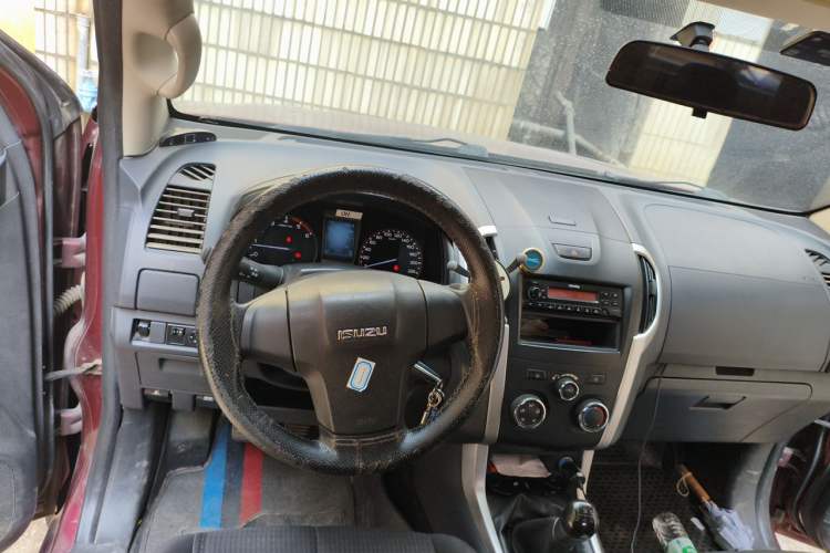 Used Isuzu D-MAX 2015 2.5T 4x4 Manual Base Version 4JK1 Steering Wheel