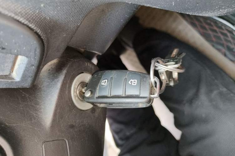 Used Isuzu D-MAX 2015 2.5T 4x4 Manual Base Version 4JK1 Interior 1