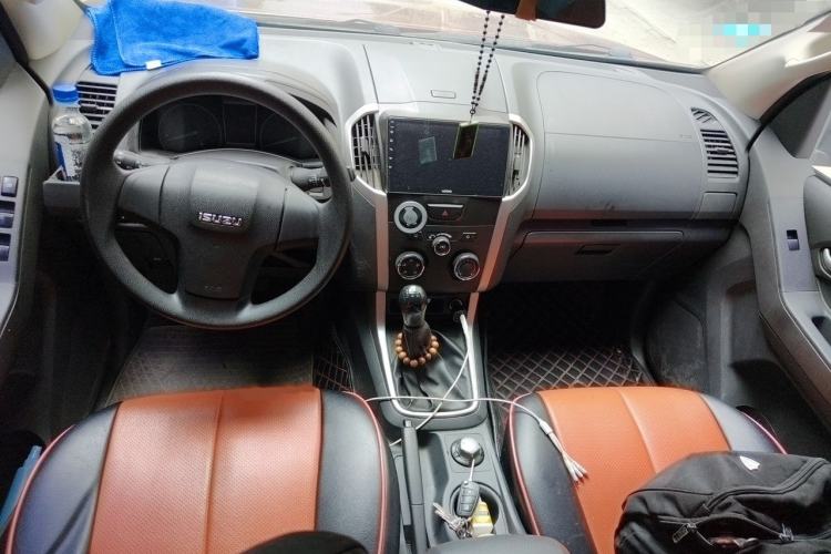 Used Isuzu D-MAX 2015 2.5T 4x4 Manual Base Version 4JK1 Interior 2