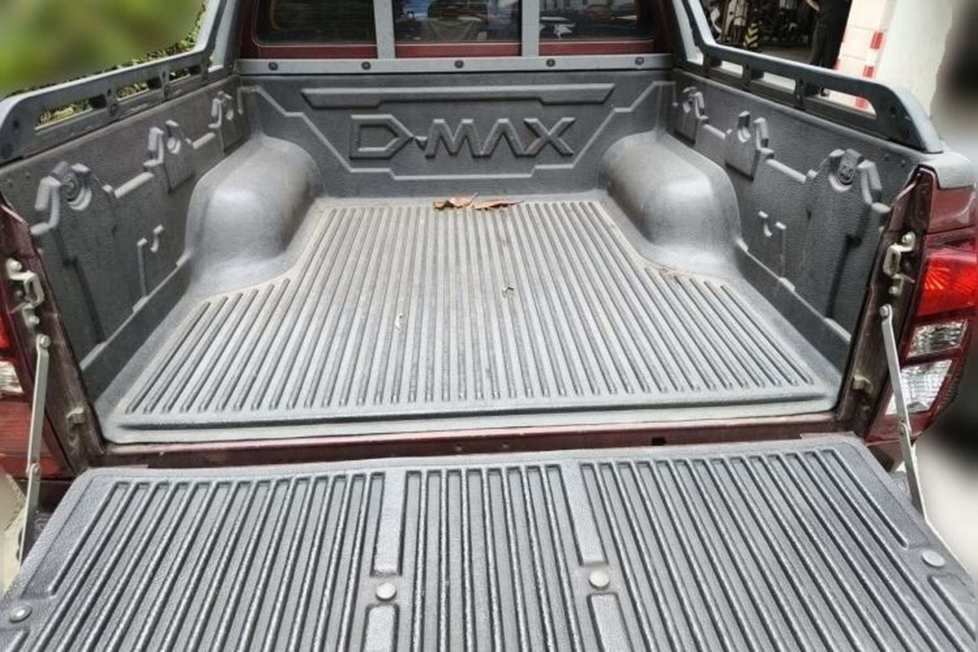 Used Isuzu D-MAX 2015 2.5T 4x4 Manual Base Version 4JK1 Trunk