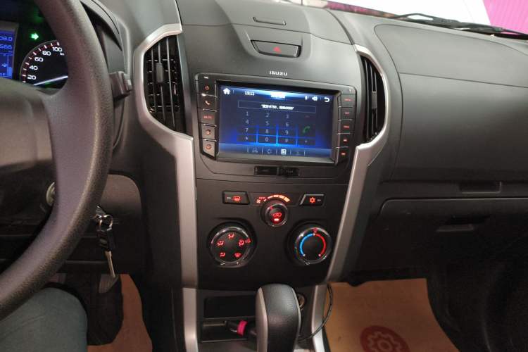 Used Isuzu D-MAX 2015 2.5T Two-Wheel Drive Automatic High-Performance Elite Version 4JK1 Audio And AC Panel