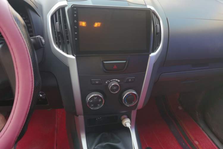 Used Isuzu D-MAX 2015 2.5T 4x4 Manual Base Version 4JK1 Audio And AC Panel