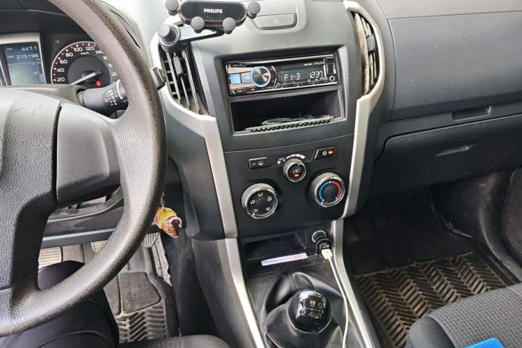 Used Isuzu D-MAX 2015 2.5T Two-Wheel Drive Manual High-Performance Base Version 4JK1 Audio And AC Panel