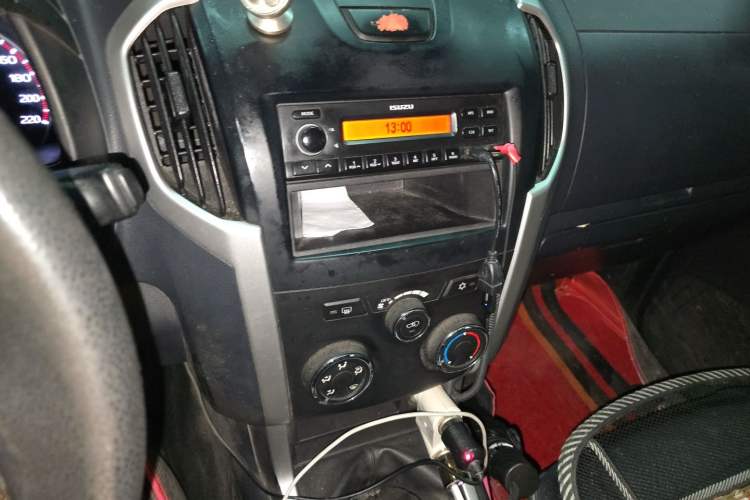 Used Isuzu D-MAX 2015 2.5T Two-Wheel Drive Manual Base Version 4JK1 Audio And AC Panel