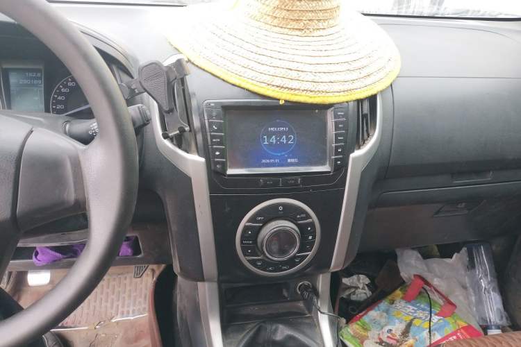 Used Isuzu D-MAX 2015 2.5T 4x4 Manual Base Version 4JK1 Audio And AC Panel