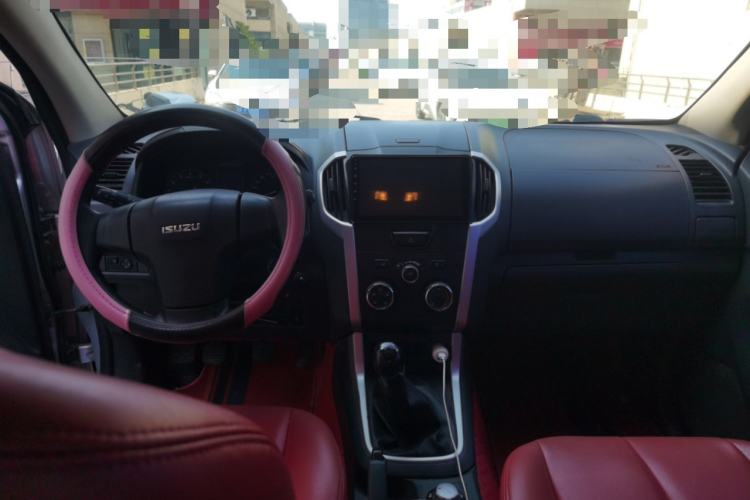 Used Isuzu D-MAX 2015 2.5T 4x4 Manual Base Version 4JK1 Center Console