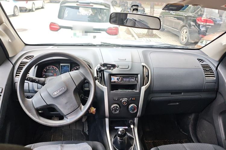 Used Isuzu D-MAX 2015 2.5T Two-Wheel Drive Manual High-Performance Base Version 4JK1 Center Console