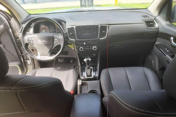 Used Isuzu D-MAX 2015 2.5T Two-Wheel Drive Automatic High-Performance Elite Version 4JK1 Center Console
