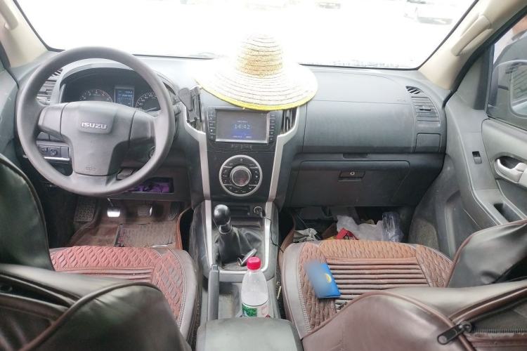 Used Isuzu D-MAX 2015 2.5T 4x4 Manual Base Version 4JK1 Center Console