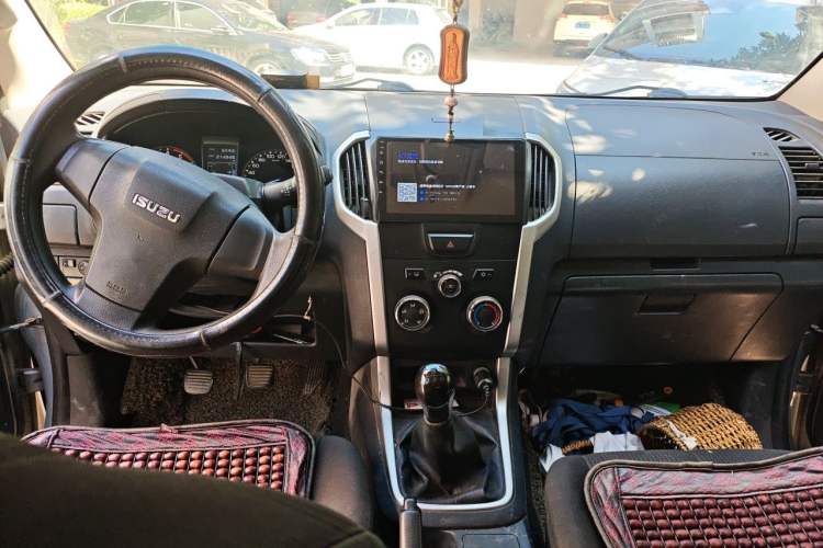 Used Isuzu D-MAX 2015 2.5T Two-Wheel Drive Manual High-Performance Base Version 4JK1 Center Console