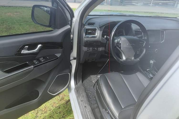 Used Isuzu D-MAX 2015 2.5T Two-Wheel Drive Automatic High-Performance Elite Version 4JK1 Driver Seat
