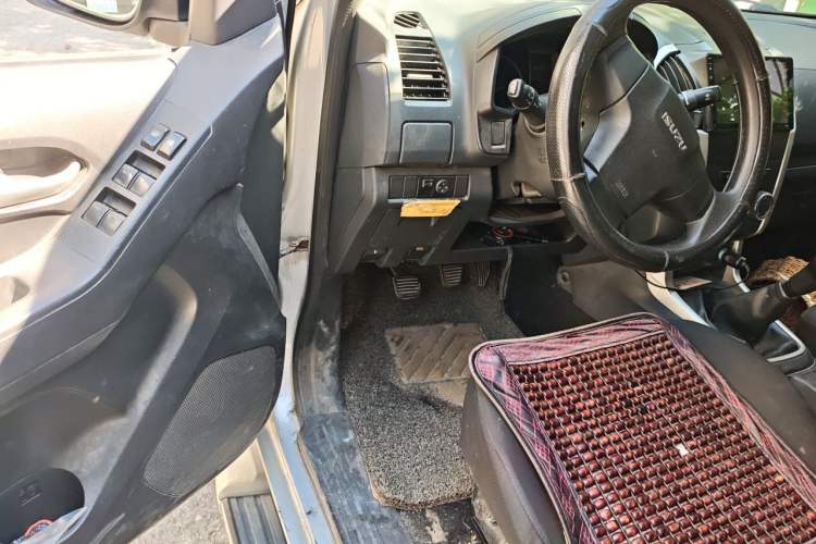 Used Isuzu D-MAX 2015 2.5T Two-Wheel Drive Manual High-Performance Base Version 4JK1 Driver Seat