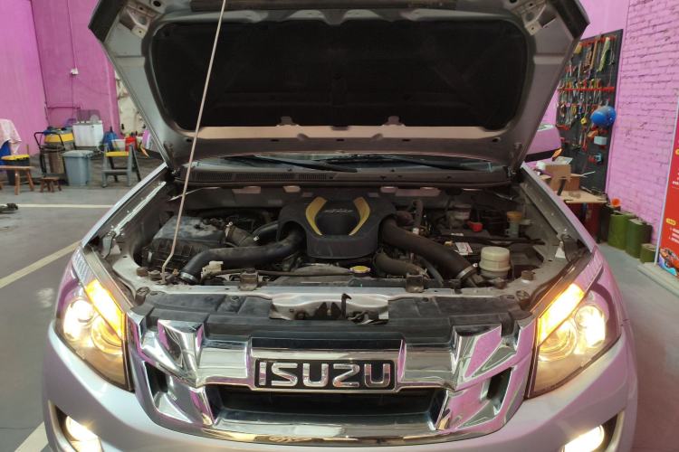 Used Isuzu D-MAX 2015 2.5T Two-Wheel Drive Automatic High-Performance Elite Version 4JK1 Engine Bay