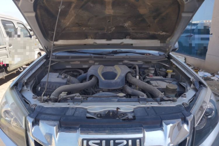 Used Isuzu D-MAX 2015 2.5T 4x4 Manual Base Version 4JK1 Engine Bay