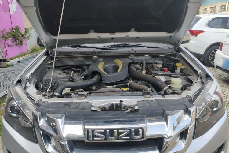 Used Isuzu D-MAX 2015 2.5T Two-Wheel Drive Automatic High-Performance Elite Version 4JK1 Engine Bay