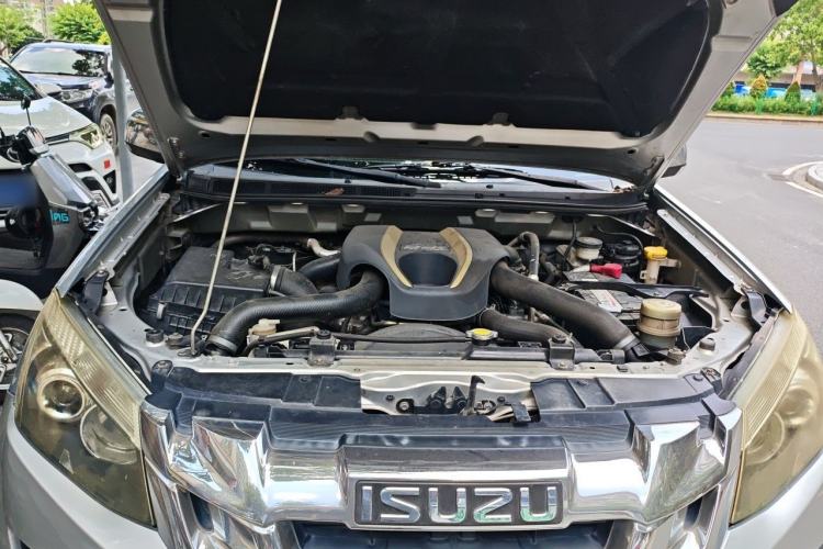 Used Isuzu D-MAX 2015 2.5T Two-Wheel Drive Manual High-Performance Base Version 4JK1 Engine Bay