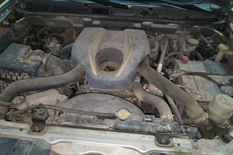 Used Isuzu D-MAX 2015 2.5T Two-Wheel Drive Manual Base Version 4JK1 Engine Bay
