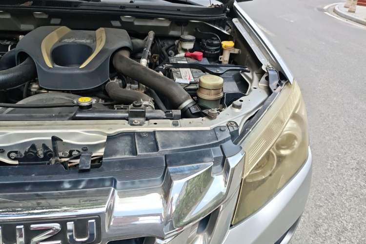 Used Isuzu D-MAX 2015 2.5T Two-Wheel Drive Manual High-Performance Base Version 4JK1 Engine Bay Left