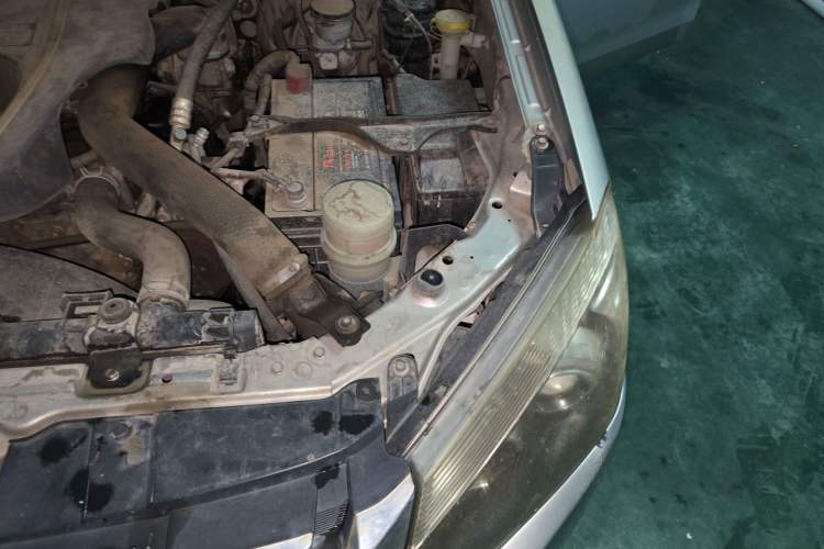 Used Isuzu D-MAX 2015 2.5T Two-Wheel Drive Manual Base Version 4JK1 Engine Bay Left