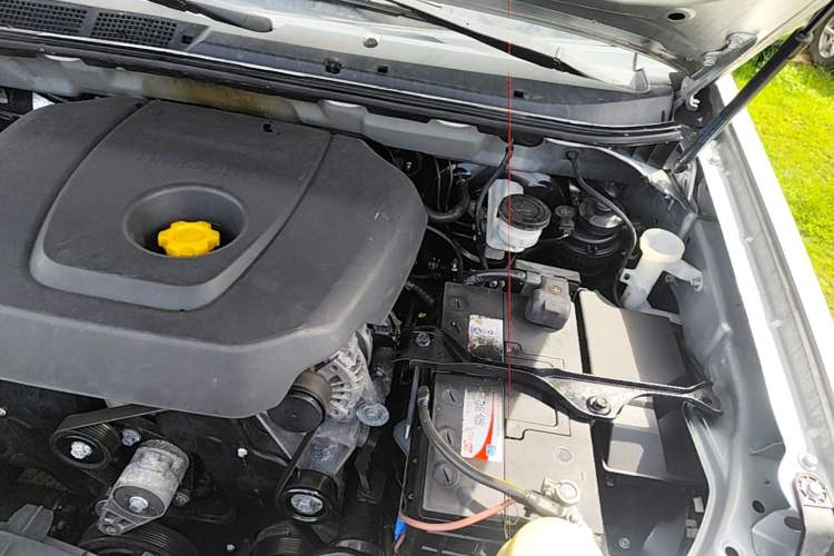 Used Isuzu D-MAX 2015 2.5T Two-Wheel Drive Automatic High-Performance Elite Version 4JK1 Engine Bay Left