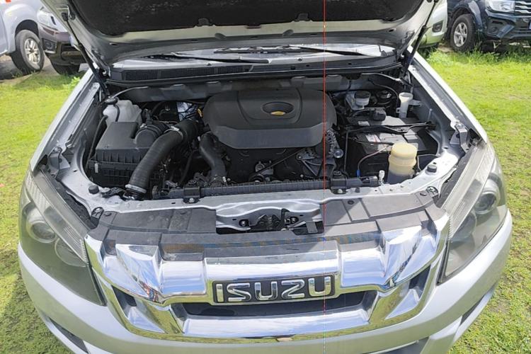 Used Isuzu D-MAX 2015 2.5T Two-Wheel Drive Automatic High-Performance Elite Version 4JK1 Engine Bay