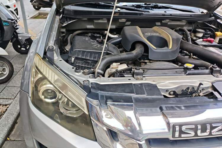 Used Isuzu D-MAX 2015 2.5T Two-Wheel Drive Manual High-Performance Base Version 4JK1 Engine Bay Right