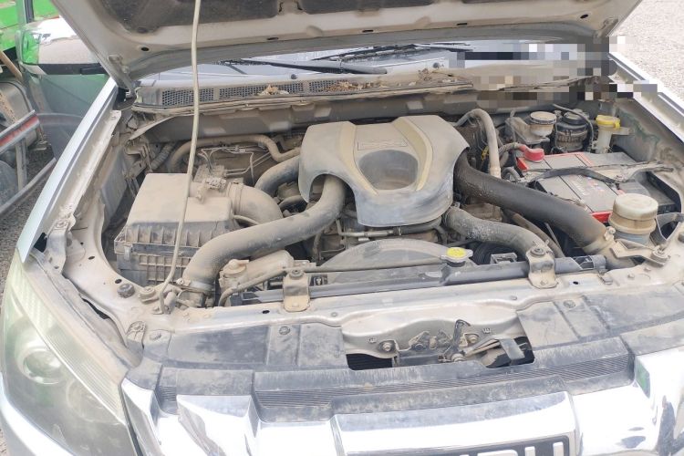 Used Isuzu D-MAX 2015 2.5T 4x4 Manual Base Version 4JK1 Engine Bay Right