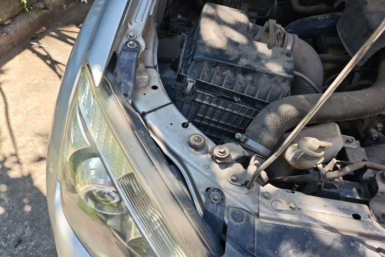 Used Isuzu D-MAX 2015 2.5T Two-Wheel Drive Manual High-Performance Base Version 4JK1 Engine Bay Right